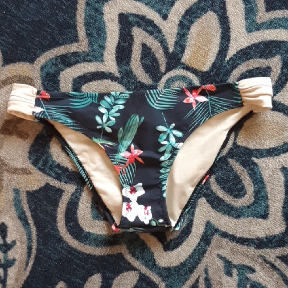 Nwt cupshe island print bikini bottom sz small
